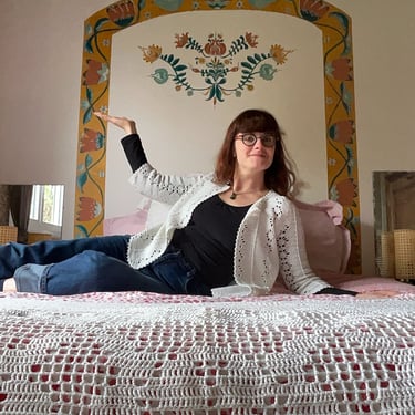 portrait de Marie Hardy fondatrice de l'entreprise Fresh Fresque en Normandie devant une peinture