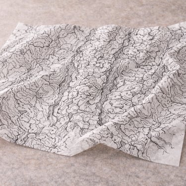 Aplicação da identidade visual da marca em papel de seda personalizado para embalagem premium.