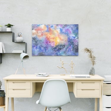 Poster de arte abstrata com tema galáxia aplicado em decoração de interior moderna.