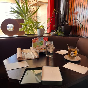 Sessão Botanical Art Breakfast com ilustração botânica em aguarela num café em Ourém