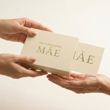 Cartão ilustrado com lettering botânico e embalagem personalizada para chocolates artesanais.