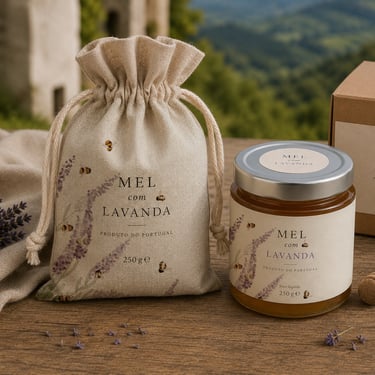 Embalagem de presente para mel artesanal com ilustração botânica de lavanda aplicada em saco de tecido, rótulo e caixa.