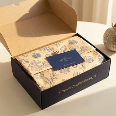 Embalagem ilustrada para cerâmica artesanal concebida para enriquecer a experiência de unboxing da Companhia Atlântica.