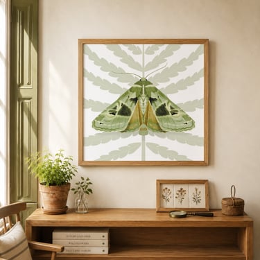 Ilustração de mariposa verde em moldura de madeira num espaço infantil inspirado na natureza.