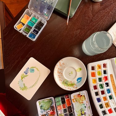 Materiais de aguarela utilizados numa sessão Botanical Art Breakfast
