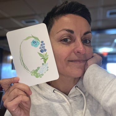 Odarka Hrychaniuk com uma ilustração botânica em aguarela criada durante o Botanical Art Breakfast