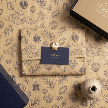 Papel tissue com ilustração inspirada na cultura portuguesa aplicado em embalagem para cerâmica artesanal.