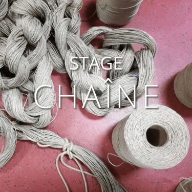 Stage chaîne, bobine de fils de lin et la chaîne en lin en natte.