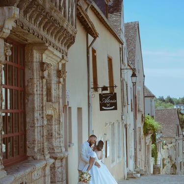 un couple dans une rue ancienne de Chateaudun