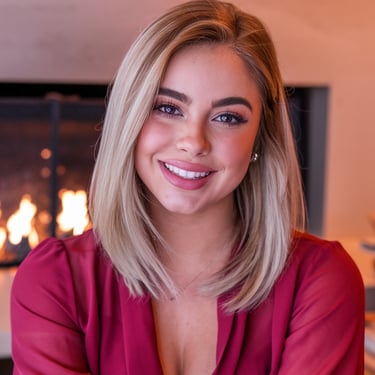 femme blonde en tenue rouge et souriante