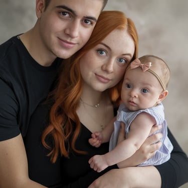 photo de jeune couple avec le bébé