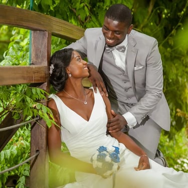 couple sur un pont accroupie
