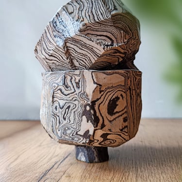 Sluoksniuotų skirtingų molio masių puodeliai