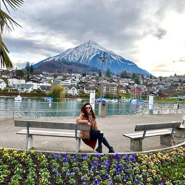 Thun: Where Lake Meets Mountain.The image captures the stunning scenery of Thun, a town in Switzerland where the picturesque