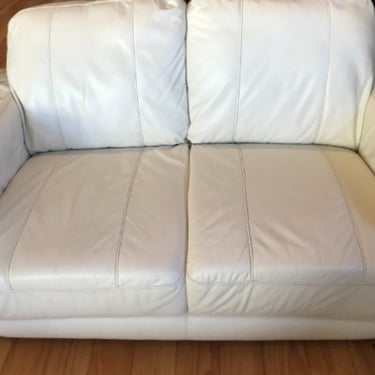white 2-seater cleaned by professional leather cleaner
