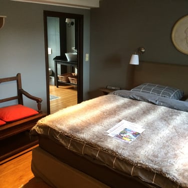 Chambre Les Anges avec lit double et vue jardin