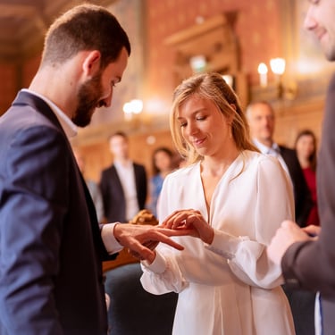 un échange d'alliances lors d'une cérémonie civile