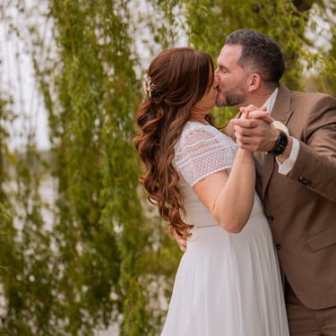 des mariés qui dansent et s'embrassent