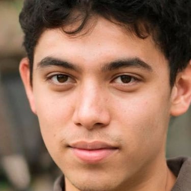 Chico morocho mirando a la camara