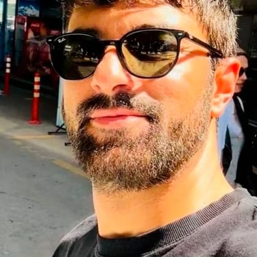 Chico sacandose una selfie con anteojos y barba