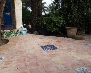 terrasse-tomettes-roses-28x28cm