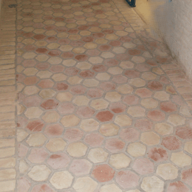 Tomettes hexagonales et rectangulaires rosées