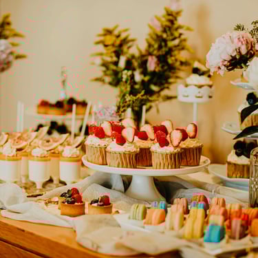 Table avec mignardises pour un mariage