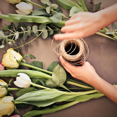 Assemblage fleurs pour un mariage, tulipes, roses