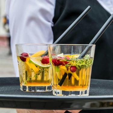 Serveur qui sert des cocktails pendant un mariage
