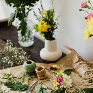 Atelier conception fleurs pour mariage, assemblage fleurs