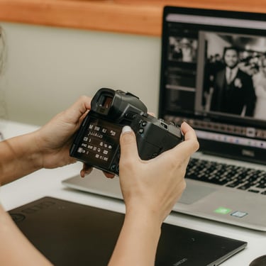 Photographe qui travaille sur son ordinateur suite à un mariage