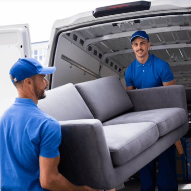 LuMOV Umzugsteam lädt Möbel in den Transporter – Umzugsservice Luzern