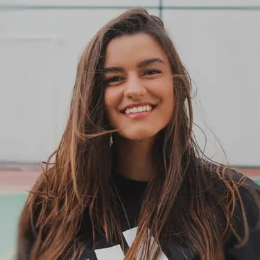 Chica Sonriendo Clearteca