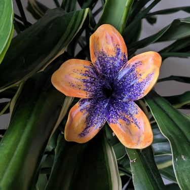 Frangipanier orange-jaune avec touches violettes, création main par Marion Guizzardi, artiste et créatrice, Montpellier.
