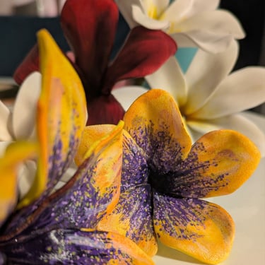Bouquet frangipaniers exotiques, création artisanale par Marion Guizzardi, artiste et créatrice, Montpellier.