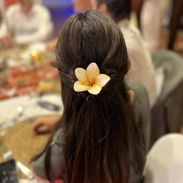 Fleur orange dégradée en accessoire cheveux, création unique de Marion Guizzardi, artiste et créatrice, Montpellier