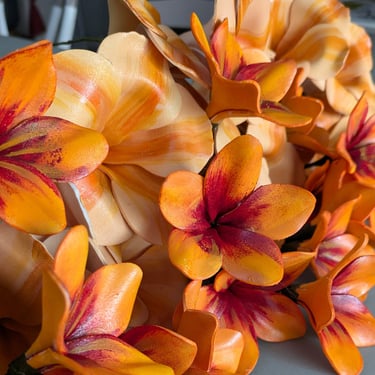 Bouquet de frangipaniers rouge et orange, création artisanale unique par Marion Guizzardi, artiste et créatrice, Montpellier.