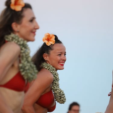 Fleur artisanale orange et rouge, par Marion Guizzardi, artiste et créatrice, Montpellier. Gala TEANI ORI TAHITI Montpellier