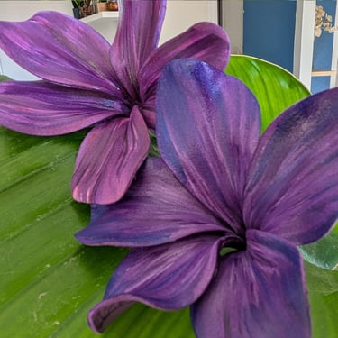 Deux frangipaniers violet profond, création main par Marion Guizzardi, artiste et créatrice, Montpellier.