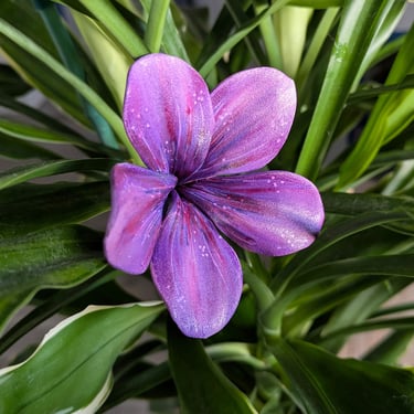 Frangipanier violet avec stries mauves, création artisanale par Marion Guizzardi, artiste et créatrice, Montpellier.