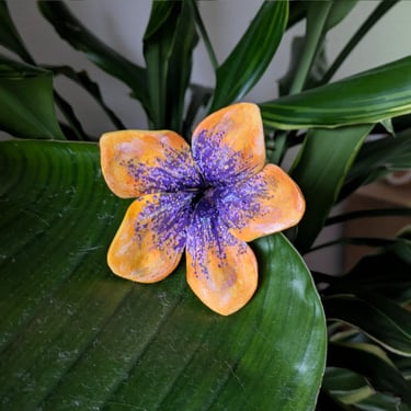 Frangipanier orange-jaune avec anthères violettes, création par Marion Guizzardi, artiste et créatrice, Montpellier