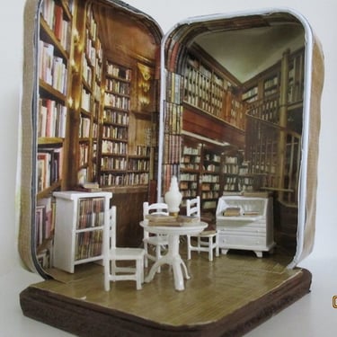 Joan's library in an Altoid can