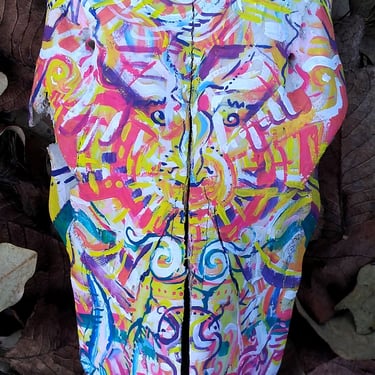 peinture aux couleurs vives sur un crane  sur un lit de feuilles mortes