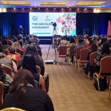 evento con equipo de audio pantalla led, y pantallas de marco con proyectores