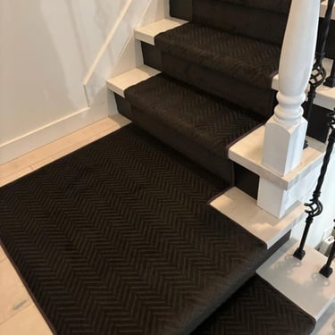 Black arrow pattern runner carpet on staircase – modern stair runner install in London Ontario