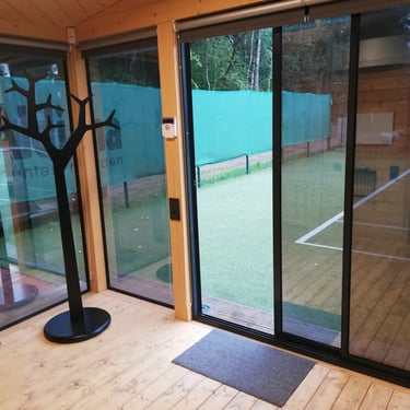 Matinė stiklo durų plėvelė, suteikianti maksimalų privatumą