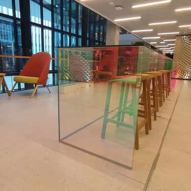 Visapusiškai dengta stiklinė siena biure su matine plėvele