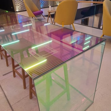 Visapusiškai dengta stiklinė siena biure su matine plėvele