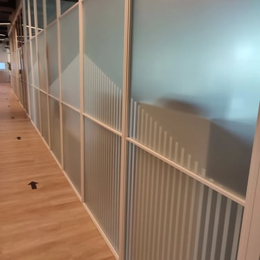 Matinė plėvelė ant stiklinės pertvaros – šiuolaikiškas sprendimas biuro erdvėse