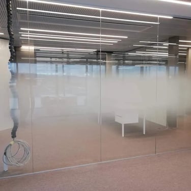 Holografinė plėvelė ant stiklo su šviesos atspindžiais ir baldais